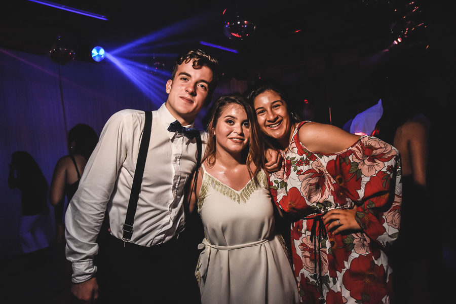 Unas fotos de lo que fue la gran noche de la Fiesta de 15 Años de Agustina, comenzamos desde muy temprano realizando las fotos de sus preparativos, donde tanto maquilladora y peinadora trabajaron para que  Agus este mas brillante que nunca.
