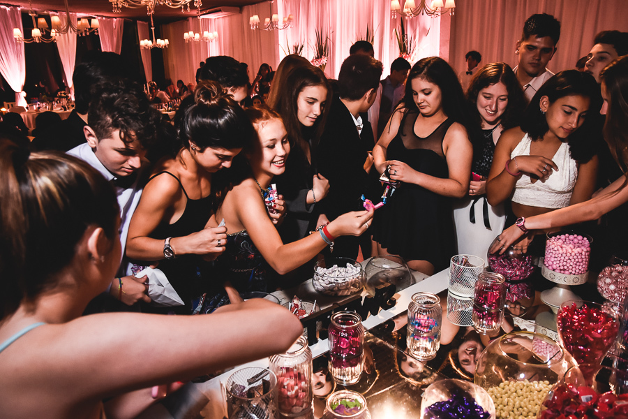Unas fotos de lo que fue la gran noche de la Fiesta de 15 Años de Agustina, comenzamos desde muy temprano realizando las fotos de sus preparativos, donde tanto maquilladora y peinadora trabajaron para que  Agus este mas brillante que nunca.