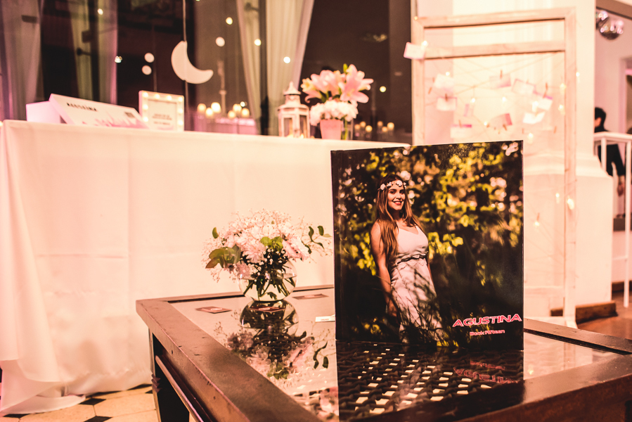 Unas fotos de lo que fue la gran noche de la Fiesta de 15 Años de Agustina, comenzamos desde muy temprano realizando las fotos de sus preparativos, donde tanto maquilladora y peinadora trabajaron para que  Agus este mas brillante que nunca.