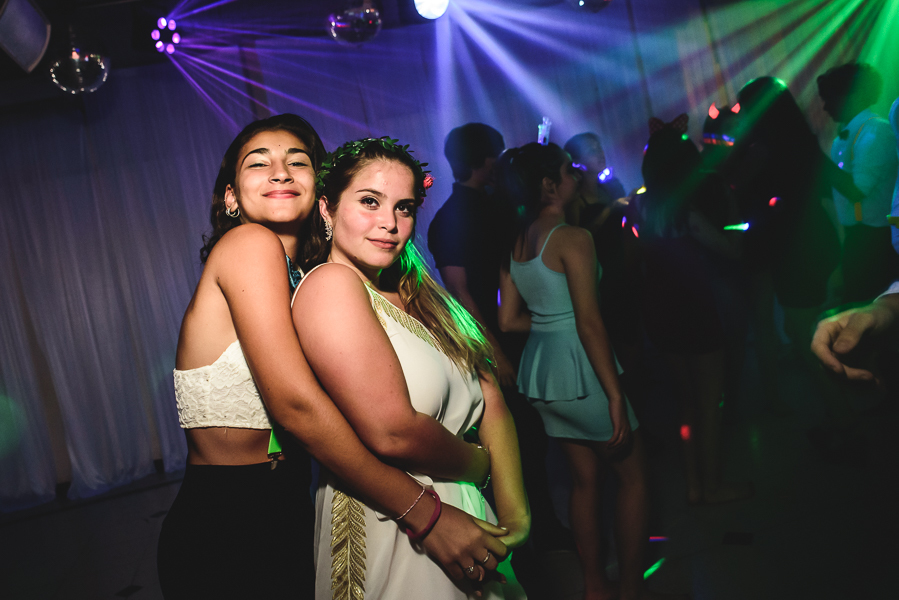 Unas fotos de lo que fue la gran noche de la Fiesta de 15 Años de Agustina, comenzamos desde muy temprano realizando las fotos de sus preparativos, donde tanto maquilladora y peinadora trabajaron para que  Agus este mas brillante que nunca.