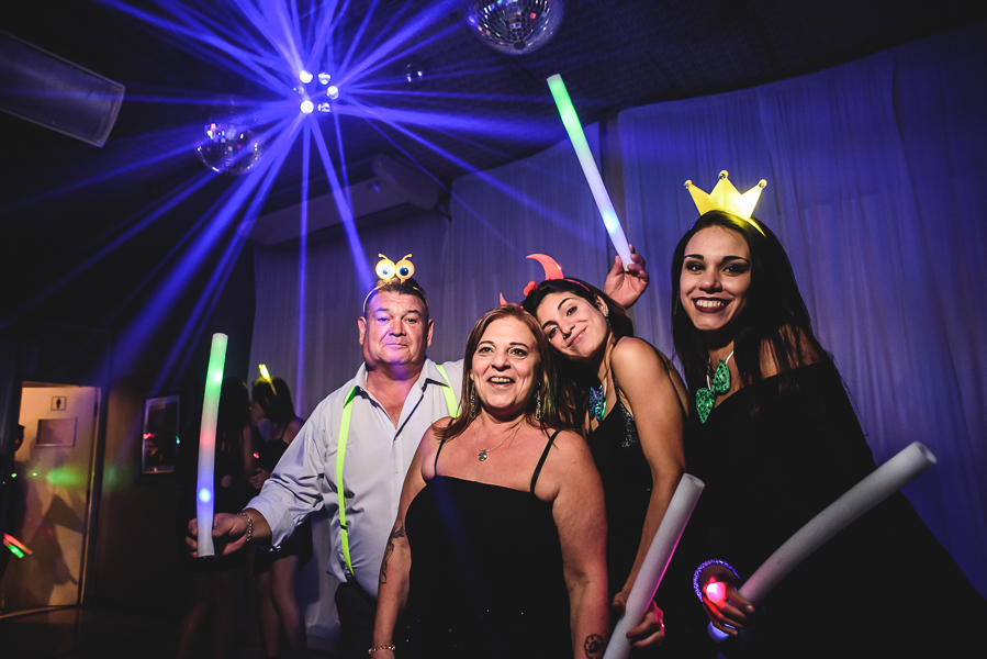 Unas fotos de lo que fue la gran noche de la Fiesta de 15 Años de Agustina, comenzamos desde muy temprano realizando las fotos de sus preparativos, donde tanto maquilladora y peinadora trabajaron para que  Agus este mas brillante que nunca.