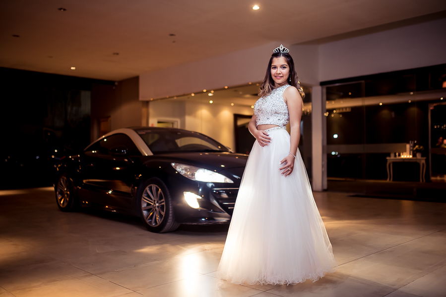 quinceañera con su vestido de quince