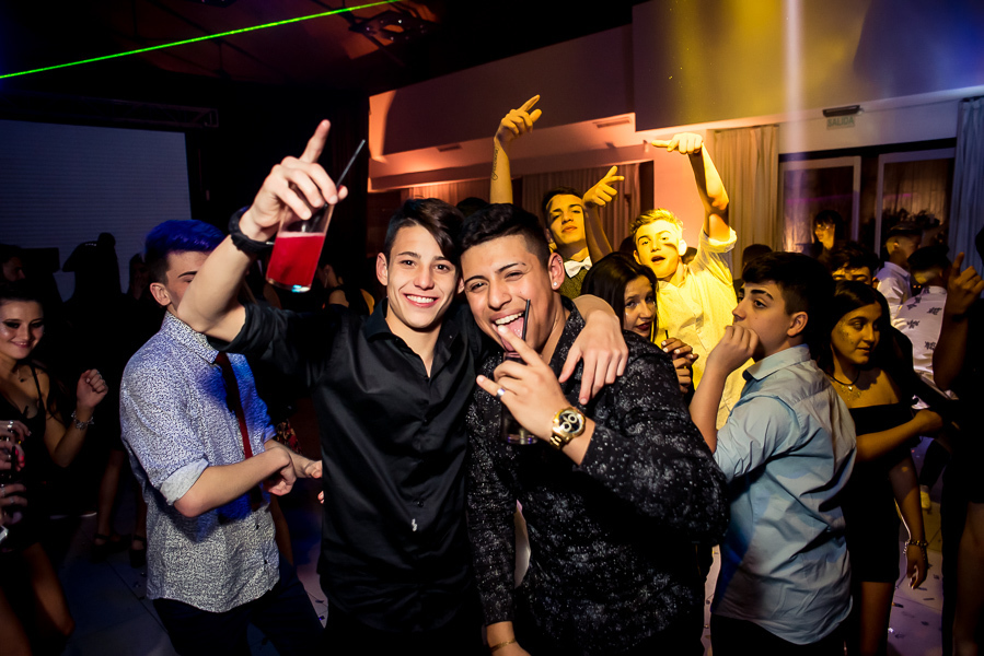 quinceañera en su fiesta de quince años