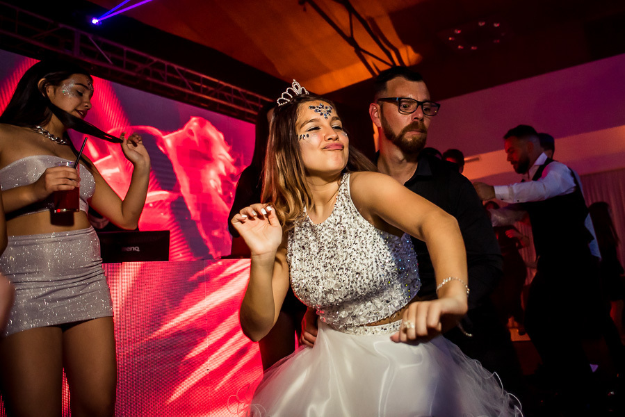 quinceañera en su fiesta de quince años