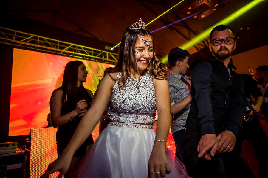 quinceañera en su fiesta de quince años