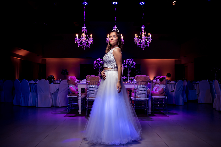 quinceañera con su vestido de quince