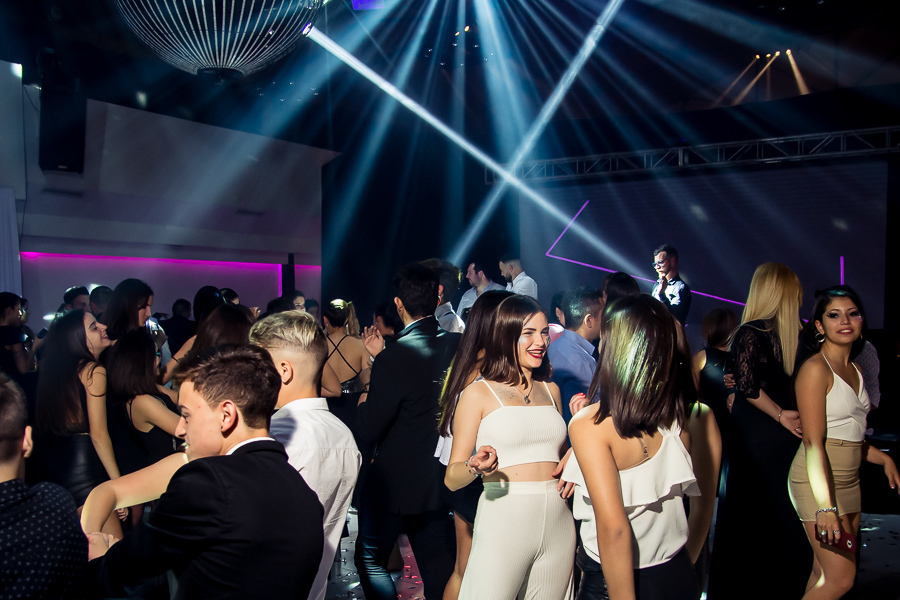 quinceañera en su fiesta de quince años