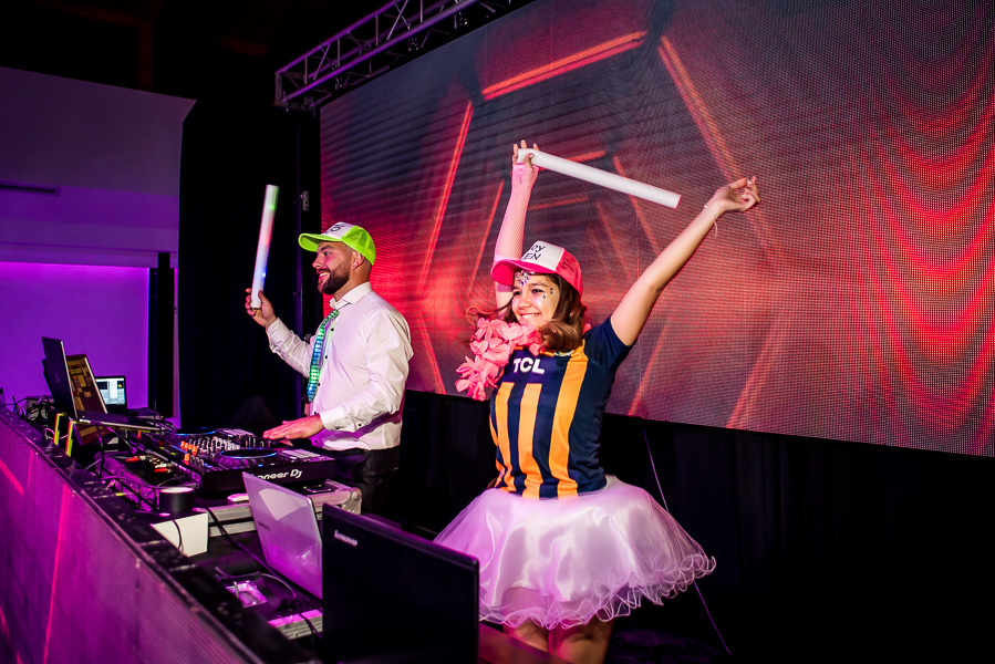 quinceañera en su fiesta de quince años