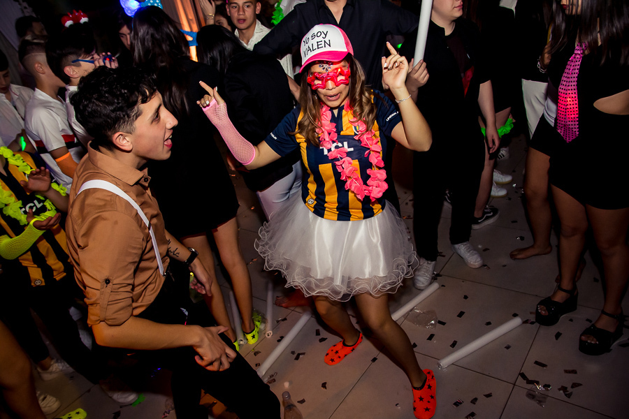 quinceañera en su fiesta de quince años