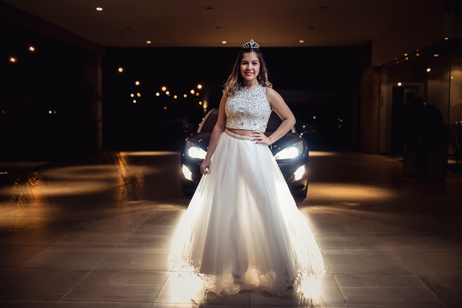 quinceañera con su vestido de quince