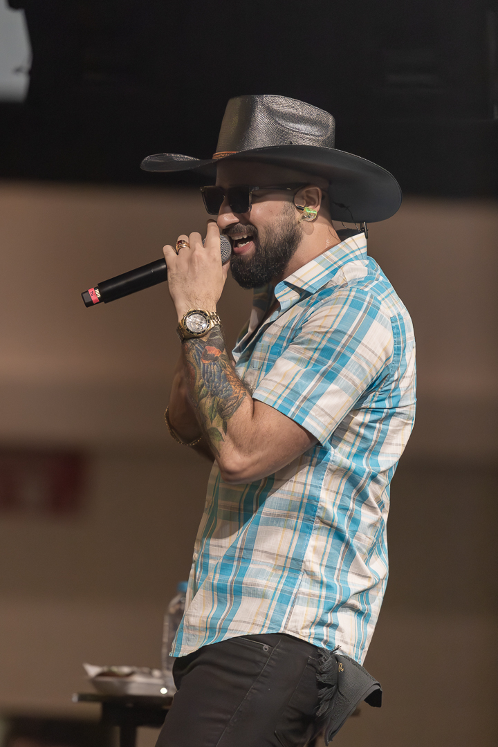 show-com-banda-na-feijoada-da-tuka-no-palco-360