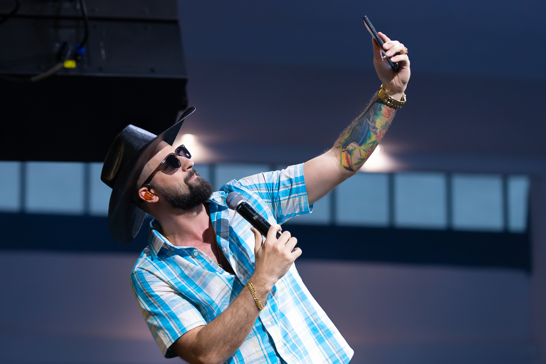 show-com-banda-na-feijoada-da-tuka-no-palco-360