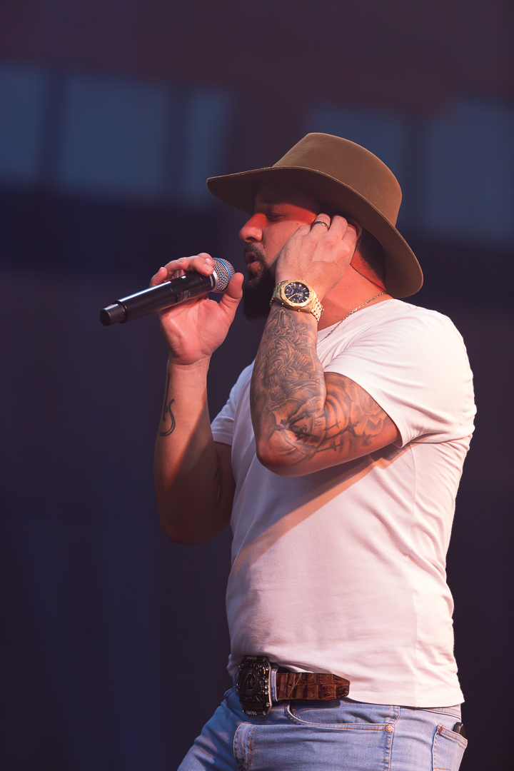 show-com-banda-na-feijoada-da-tuka-no-palco-360