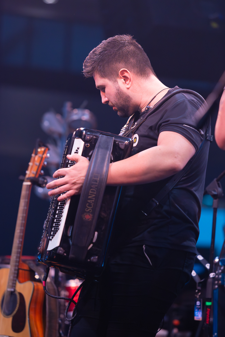 show-com-banda-na-feijoada-da-tuka-no-palco-360