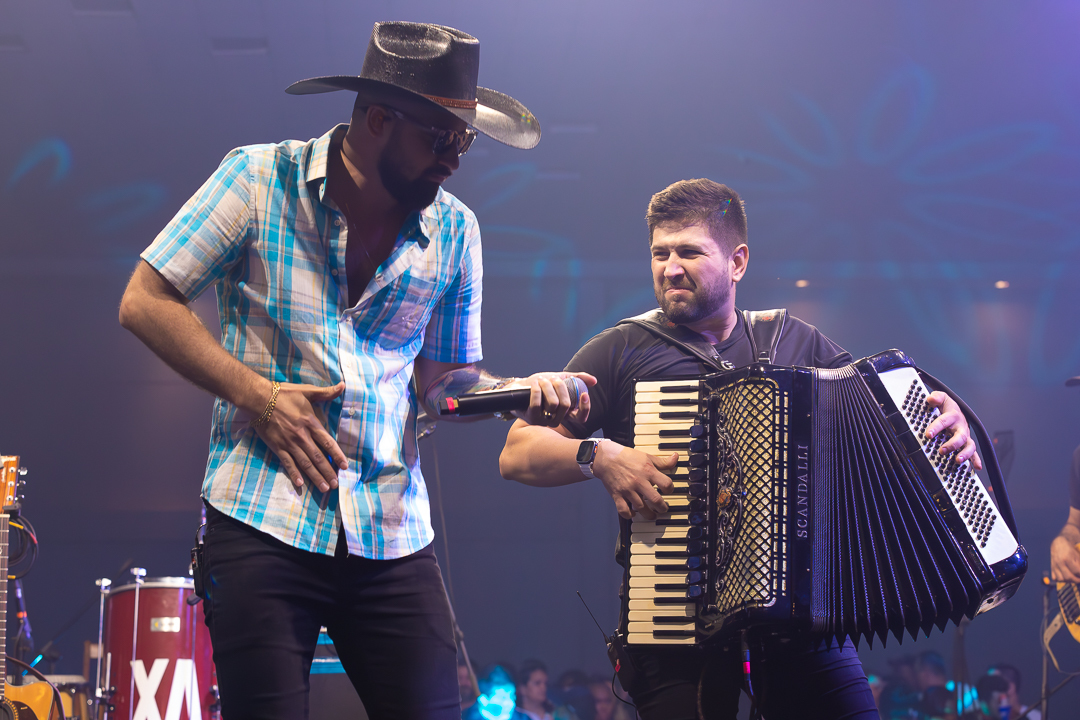 show-com-banda-na-feijoada-da-tuka-no-palco-360