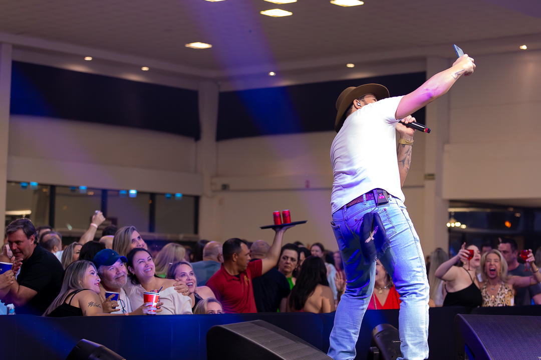 show-com-banda-na-feijoada-da-tuka-no-palco-360