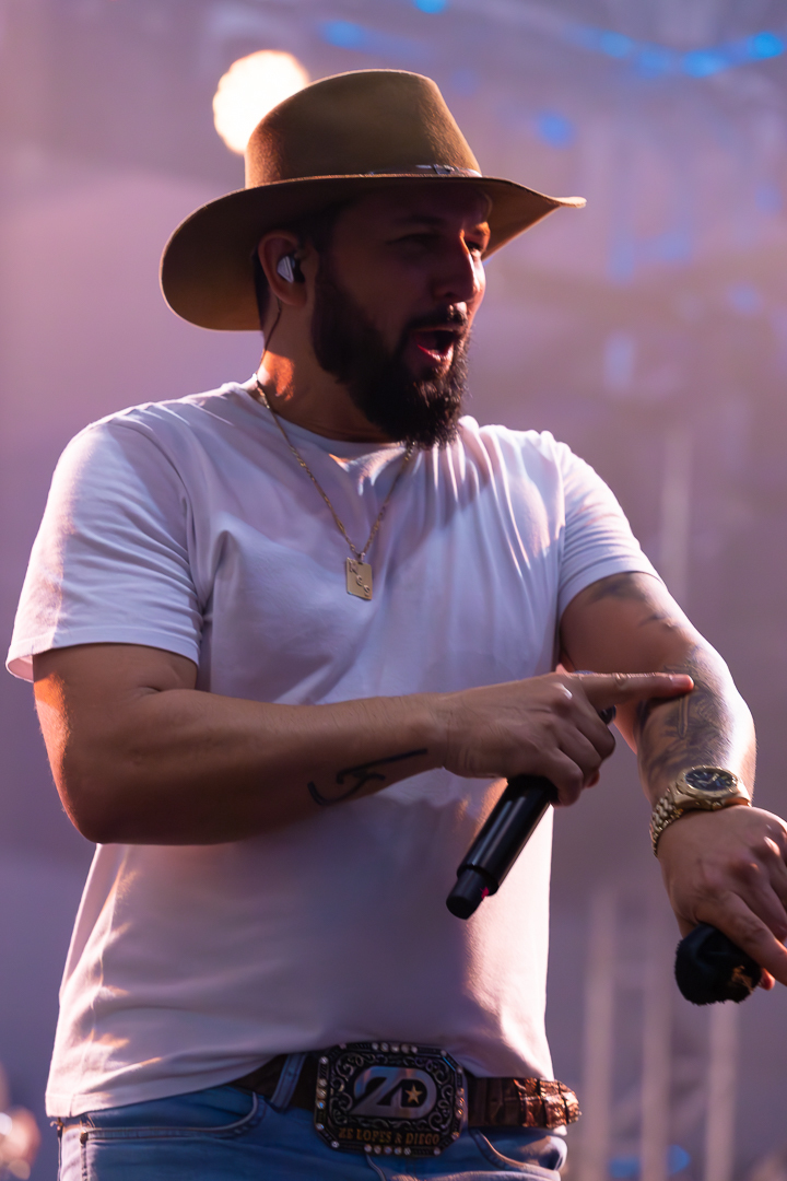 show-com-banda-na-feijoada-da-tuka-no-palco-360