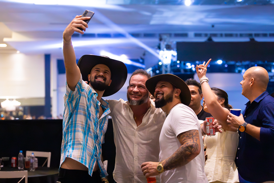 show-com-banda-na-feijoada-da-tuka-no-palco-360