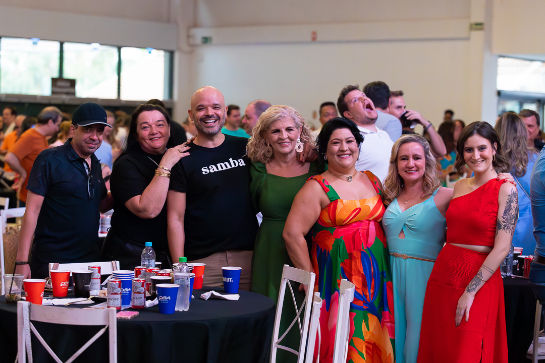 show-com-banda-na-feijoada-da-tuka-no-palco-360