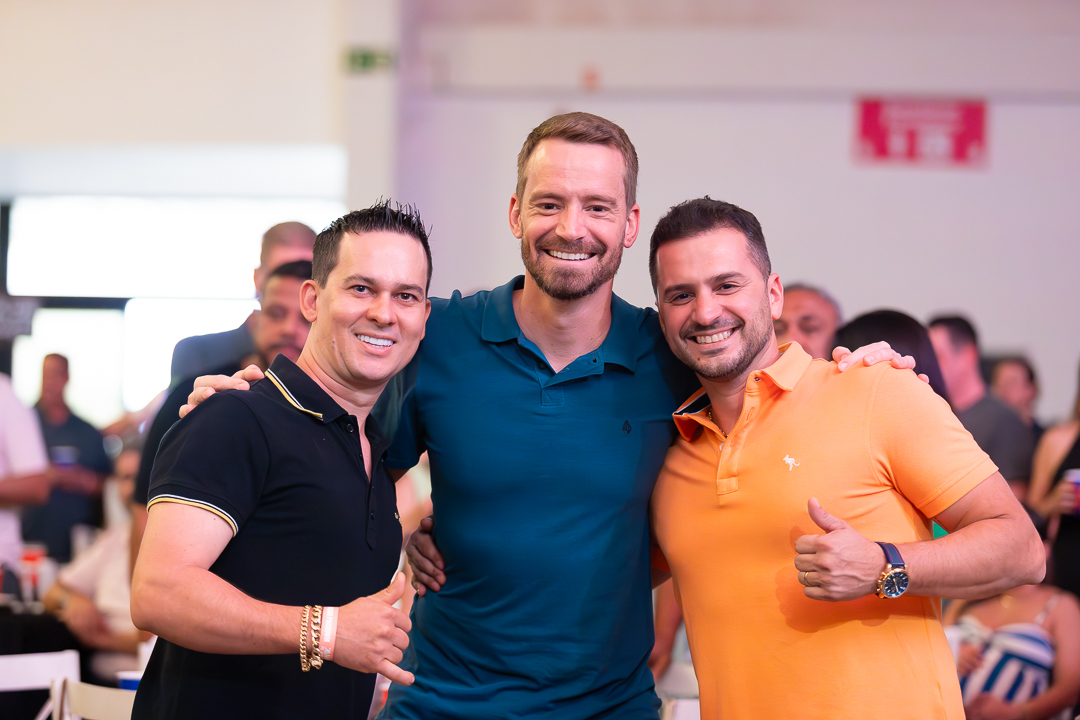 show-com-banda-na-feijoada-da-tuka-no-palco-360