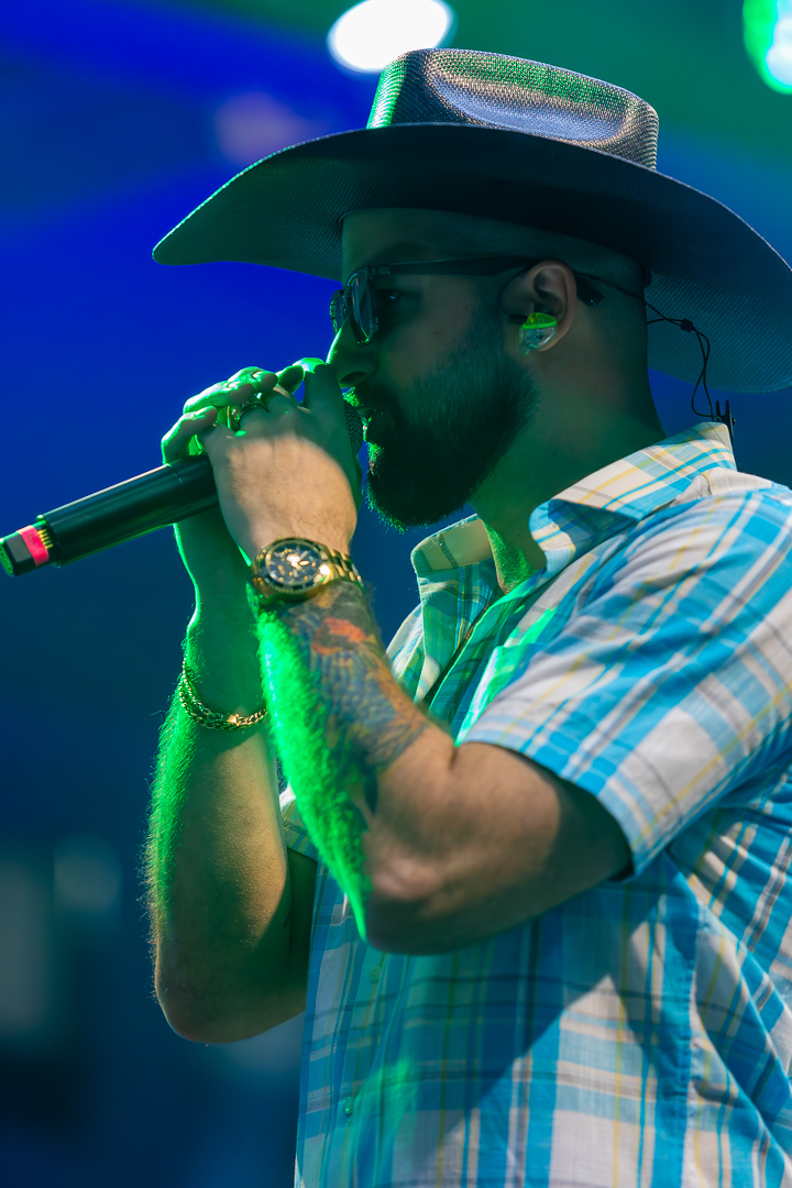 show-com-banda-na-feijoada-da-tuka-no-palco-360