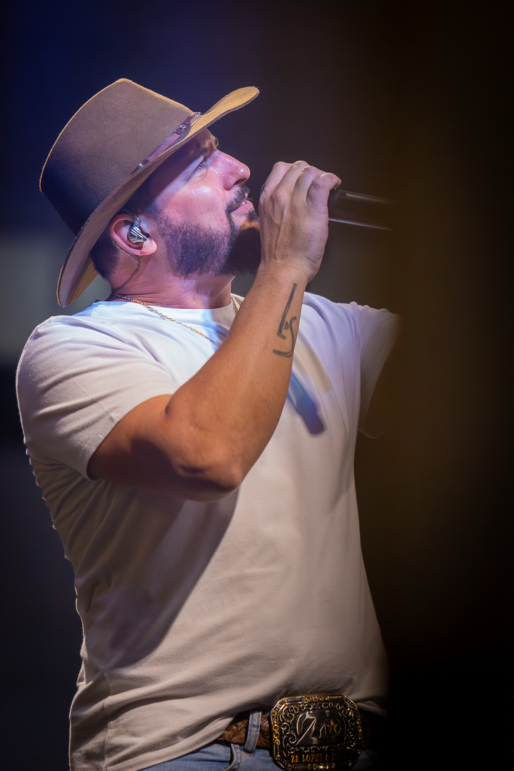 show-com-banda-na-feijoada-da-tuka-no-palco-360