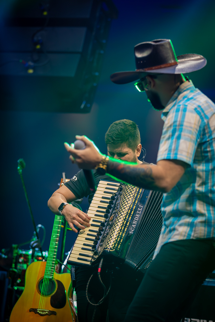 show-com-banda-na-feijoada-da-tuka-no-palco-360