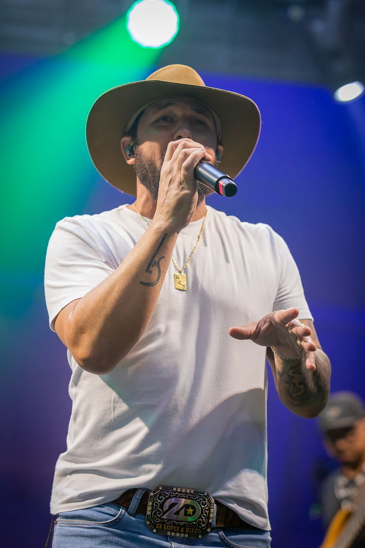 show-com-banda-na-feijoada-da-tuka-no-palco-360