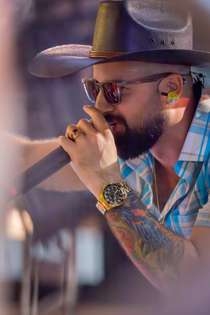 show-com-banda-na-feijoada-da-tuka-no-palco-360