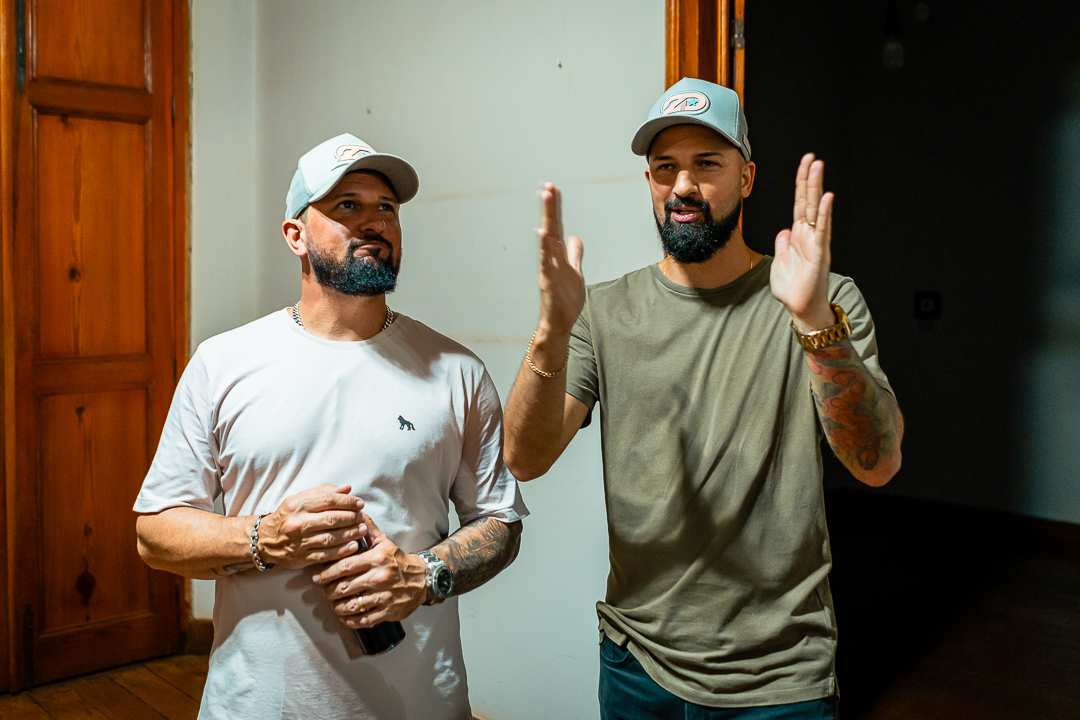 Zé Lopes e Diego no camarim antes do show da Semana da Asa 2026 em Dumont SP