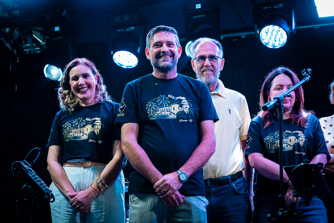 Lideranças de Dumont reunidas para celebrar os 120 anos do voo que mudou a história.