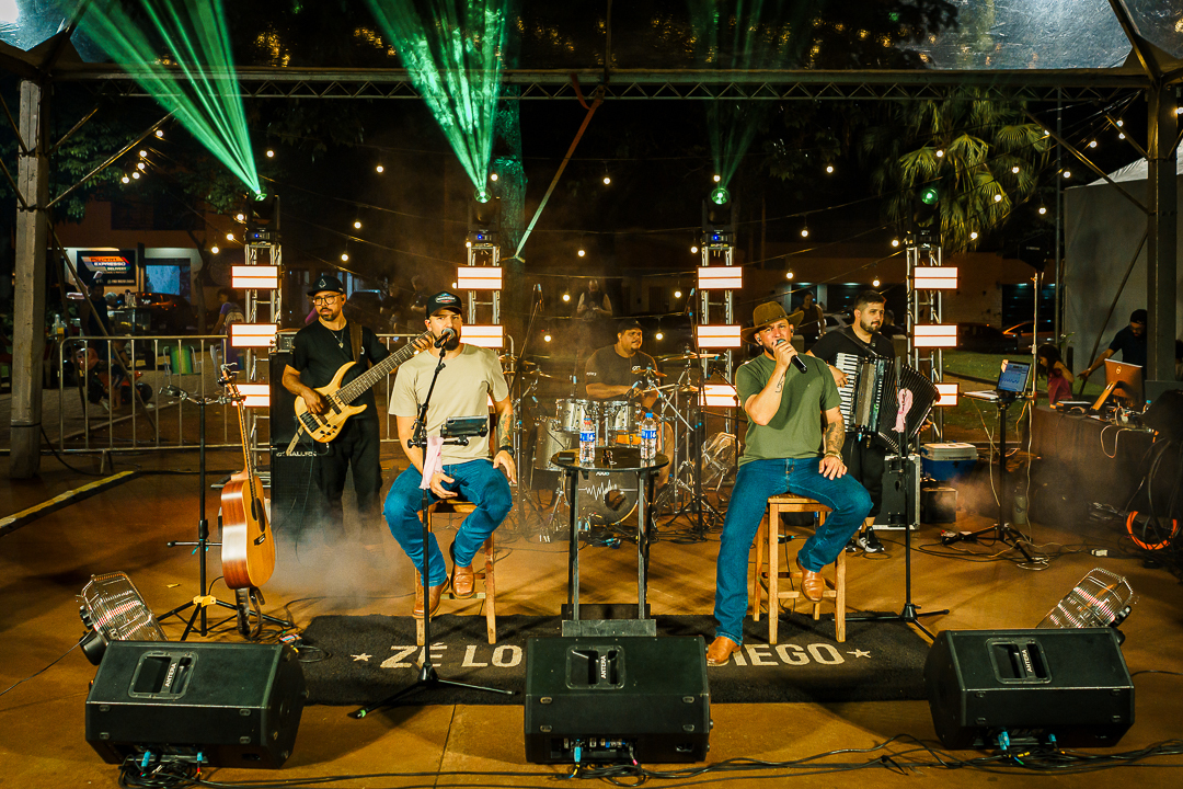 Zé Lopes e Diego no palco do Brincar é Cooperar: música sertaneja feita para cantar em família.