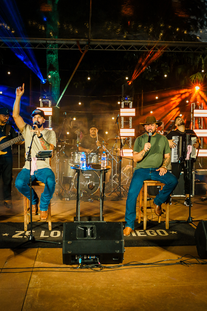 Zé Lopes e Diego no palco do Brincar é Cooperar: música sertaneja feita para cantar em família.