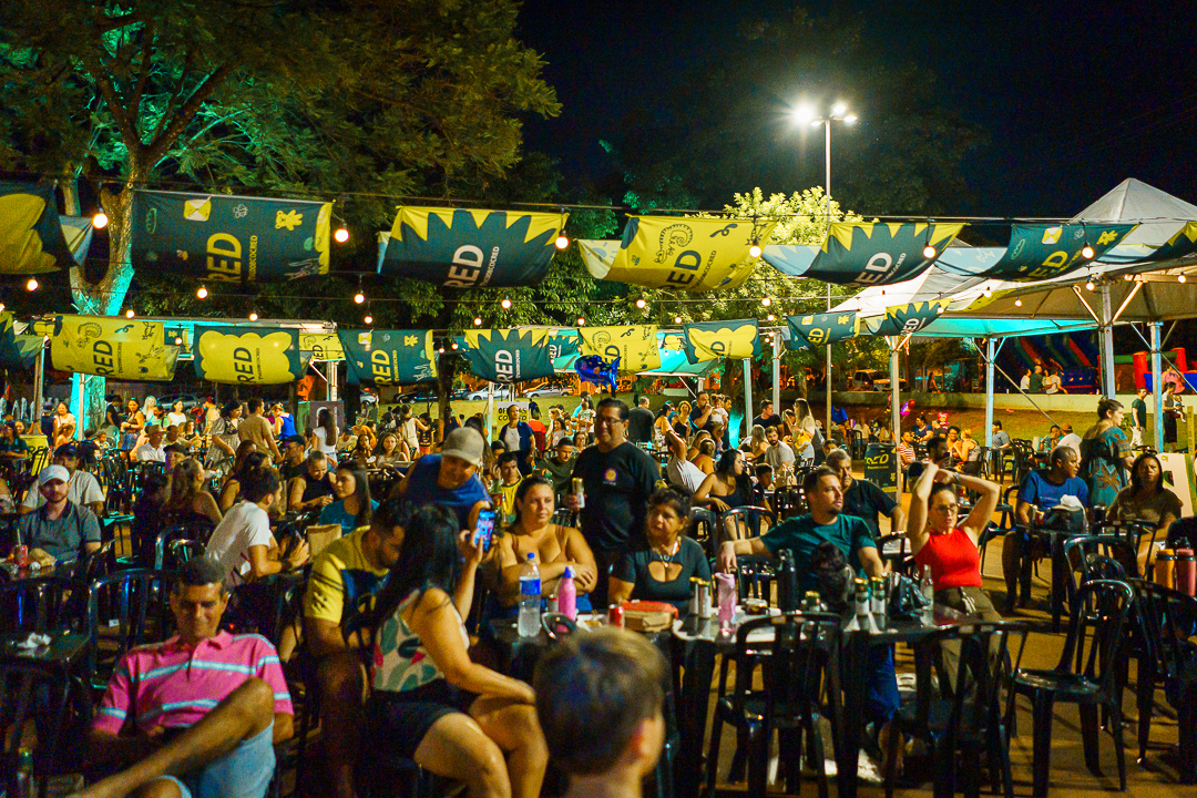 A Praça Alto do Ginásio tomada por famílias, sorrisos e vozes cantando juntas.