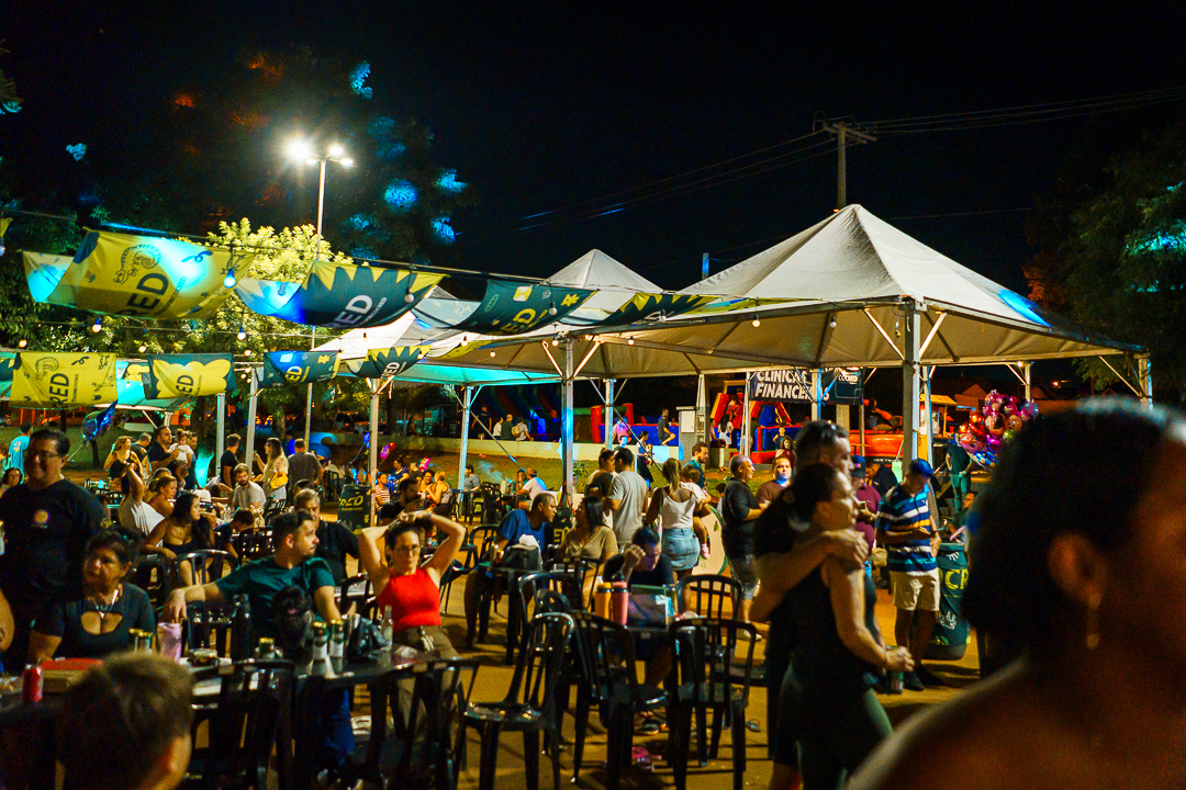 A Praça Alto do Ginásio tomada por famílias, sorrisos e vozes cantando juntas.