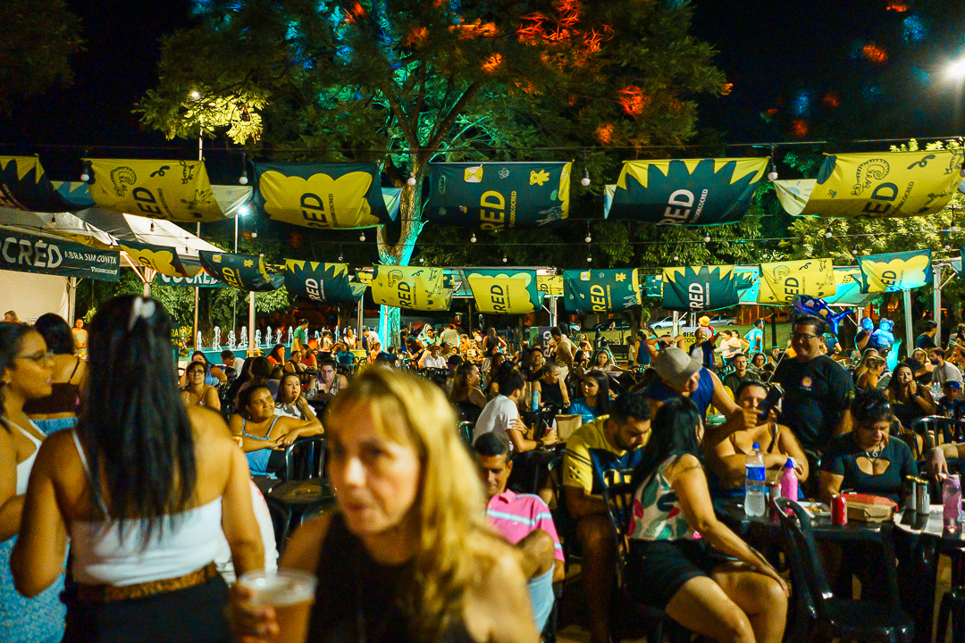A Praça Alto do Ginásio tomada por famílias, sorrisos e vozes cantando juntas.
