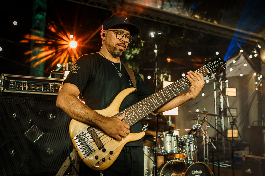 Zé Lopes e Diego no palco do Brincar é Cooperar: música sertaneja feita para cantar em família.