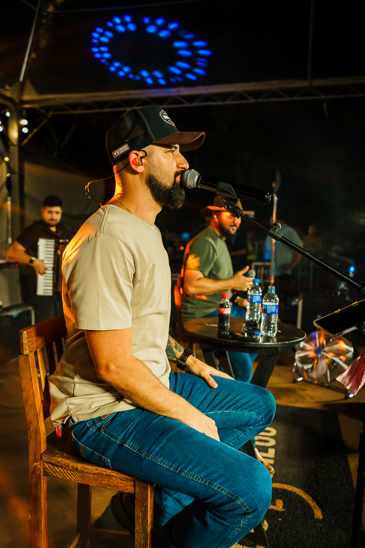 Zé Lopes e Diego no palco do Brincar é Cooperar: música sertaneja feita para cantar em família.