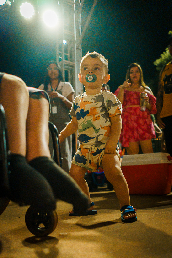 A Praça Alto do Ginásio tomada por famílias, sorrisos e vozes cantando juntas.