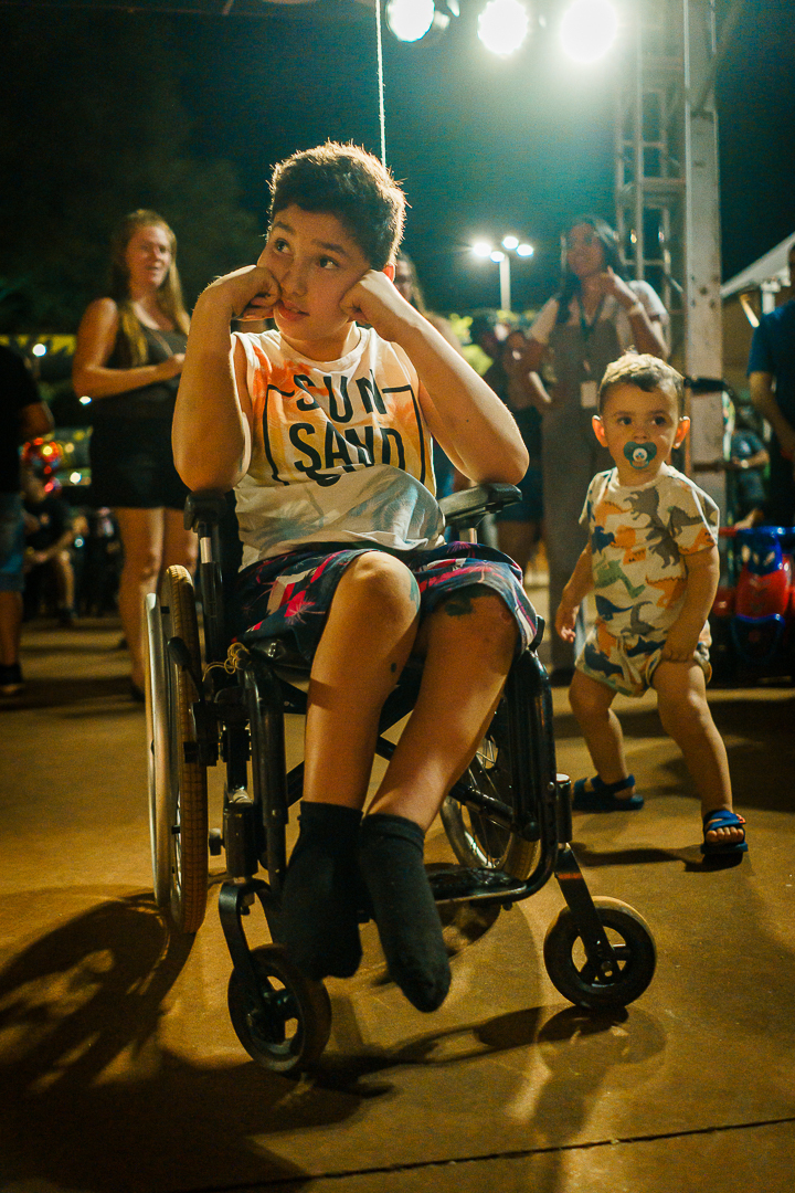 A Praça Alto do Ginásio tomada por famílias, sorrisos e vozes cantando juntas.