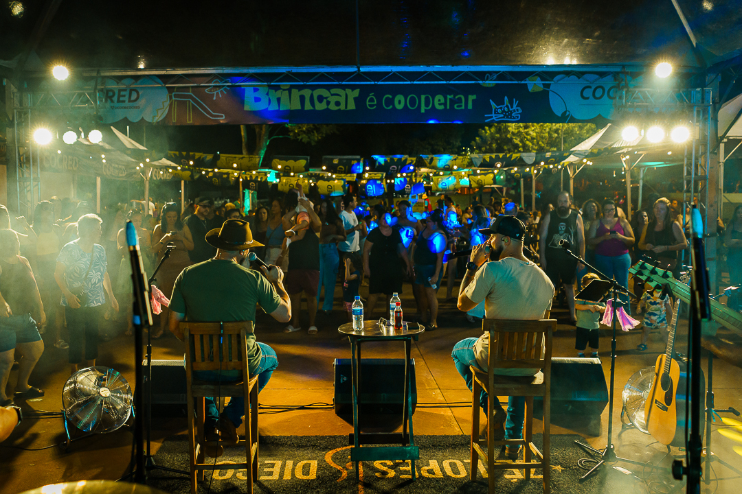 A Praça Alto do Ginásio tomada por famílias, sorrisos e vozes cantando juntas.