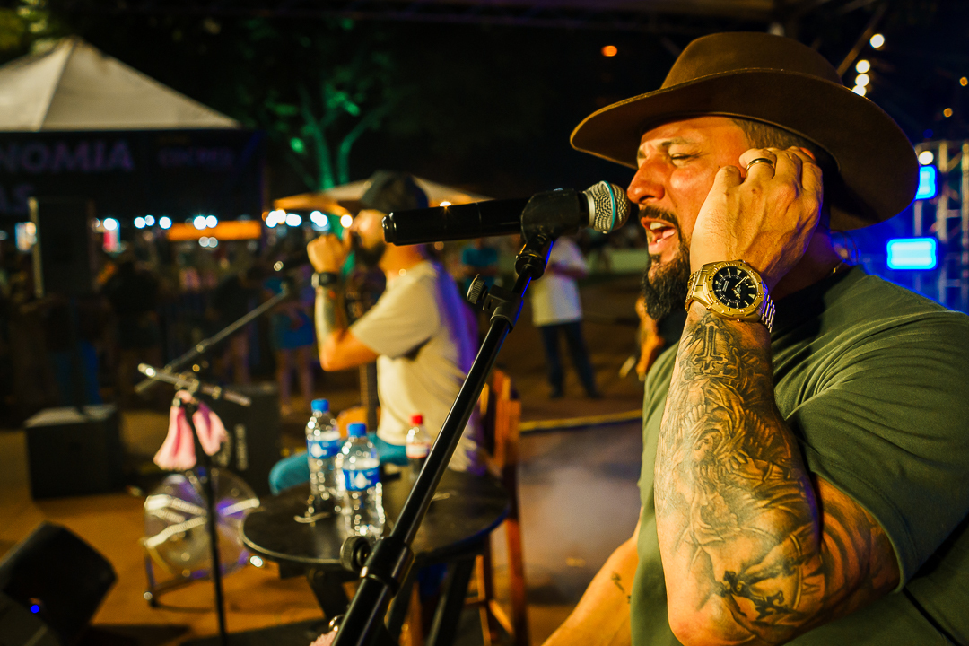Zé Lopes e Diego no palco do Brincar é Cooperar: música sertaneja feita para cantar em família.