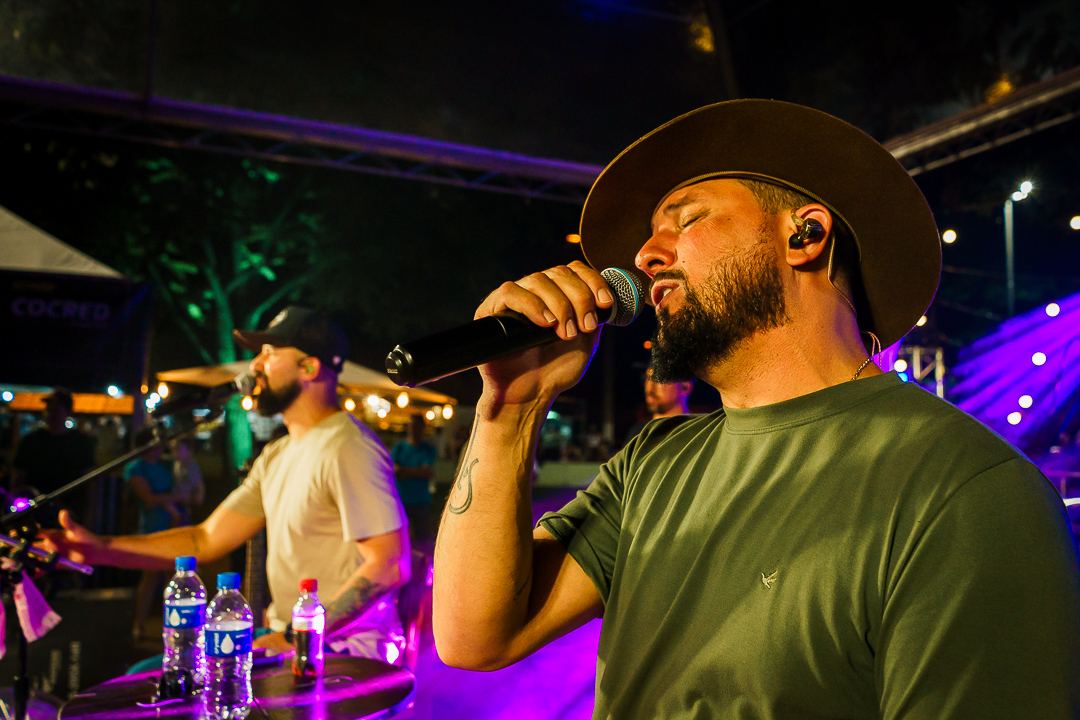 Zé Lopes e Diego no palco do Brincar é Cooperar: música sertaneja feita para cantar em família.