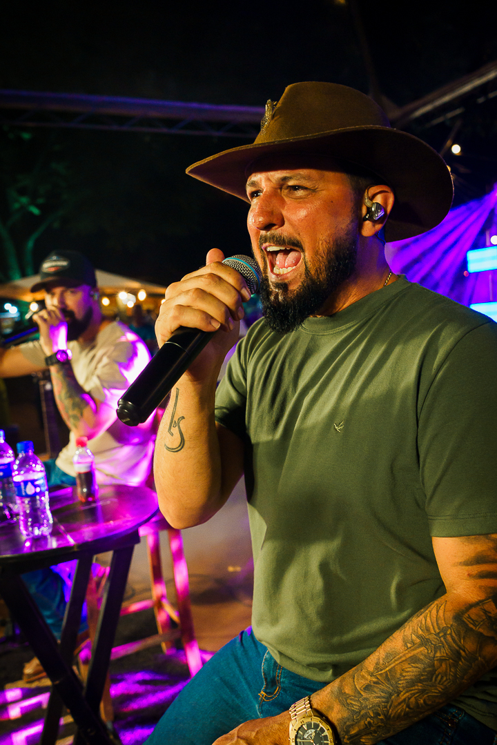 Zé Lopes e Diego no palco do Brincar é Cooperar: música sertaneja feita para cantar em família.