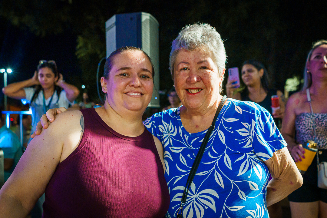 A Praça Alto do Ginásio tomada por famílias, sorrisos e vozes cantando juntas.