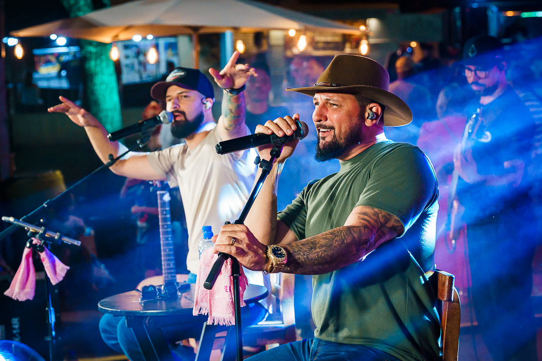 Zé Lopes e Diego no palco do Brincar é Cooperar: música sertaneja feita para cantar em família.