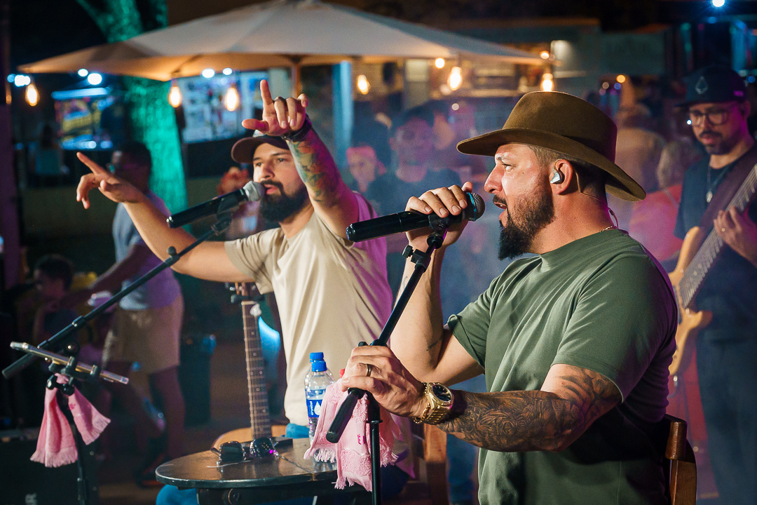 Zé Lopes e Diego no palco do Brincar é Cooperar: música sertaneja feita para cantar em família.