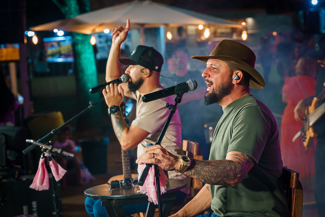 Zé Lopes e Diego no palco do Brincar é Cooperar: música sertaneja feita para cantar em família.