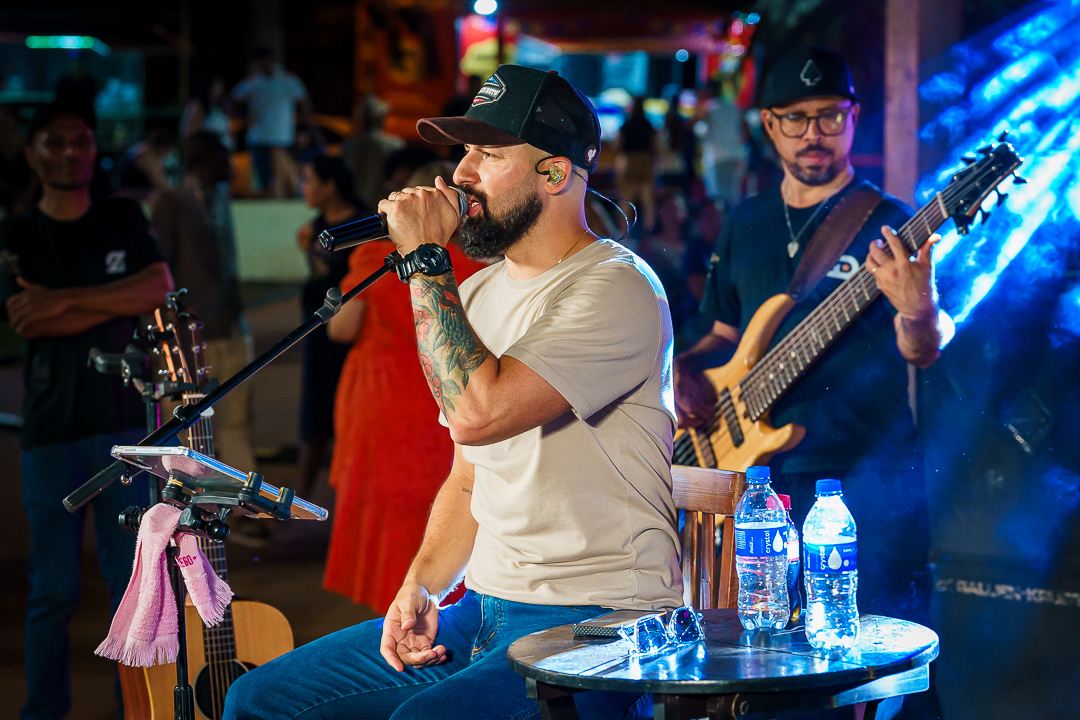 Zé Lopes e Diego no palco do Brincar é Cooperar: música sertaneja feita para cantar em família.