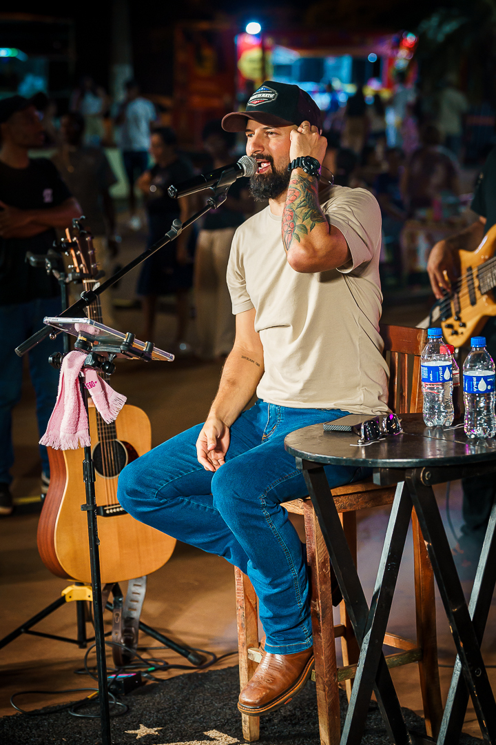 Zé Lopes e Diego no palco do Brincar é Cooperar: música sertaneja feita para cantar em família.